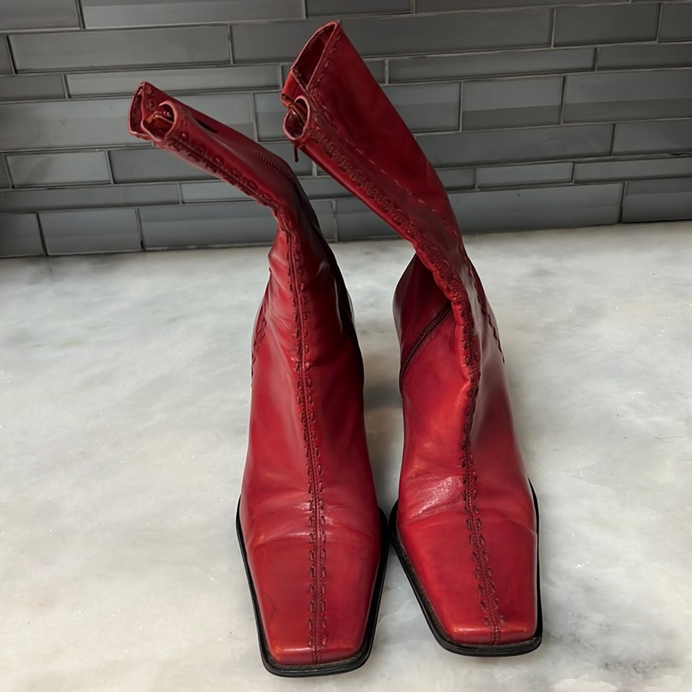 Boots in great condition with water stain on sides. Shown in pic.
